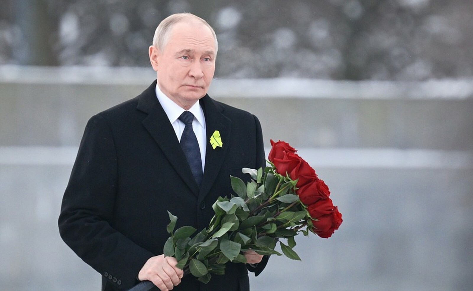 kremlin.ru Путин возложил цветы к памятнику «Рубежный камень» на «Невском пятачке»