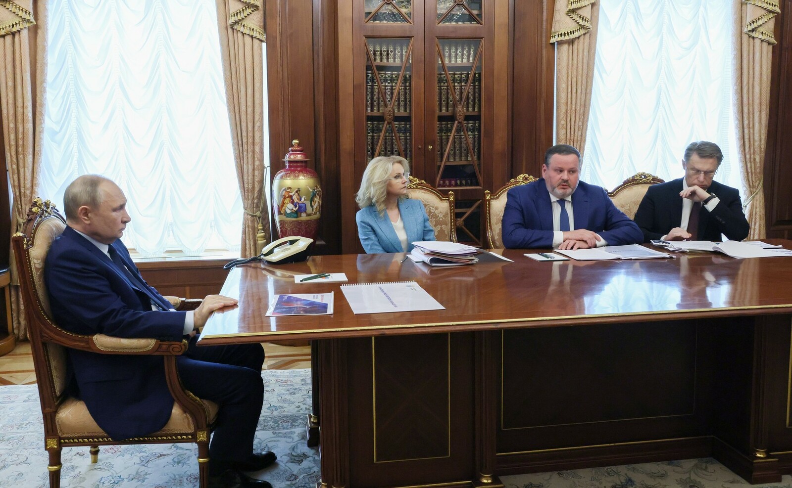 Владимир Путин провел совещание по социальным вопросам