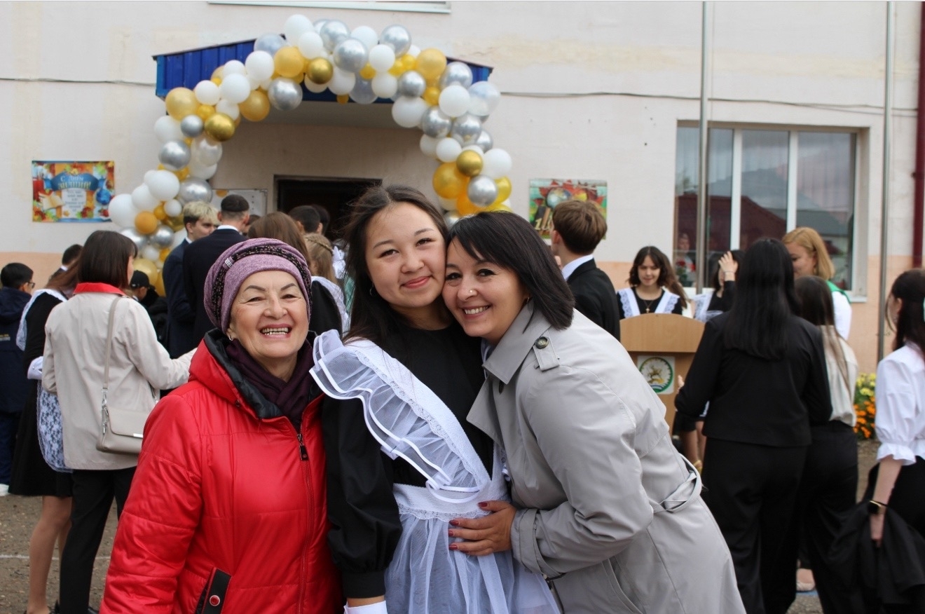 Мамина улыбка – наш личный маяк, ярче рассвета, ослепительная и безграничная