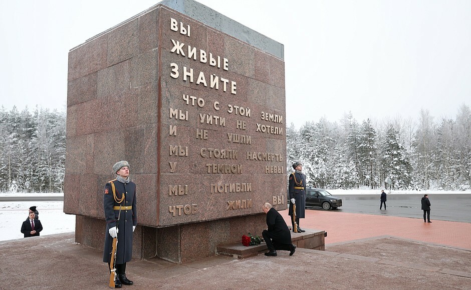 kremlin.ru Путин возложил цветы к памятнику «Рубежный камень» на «Невском пятачке»