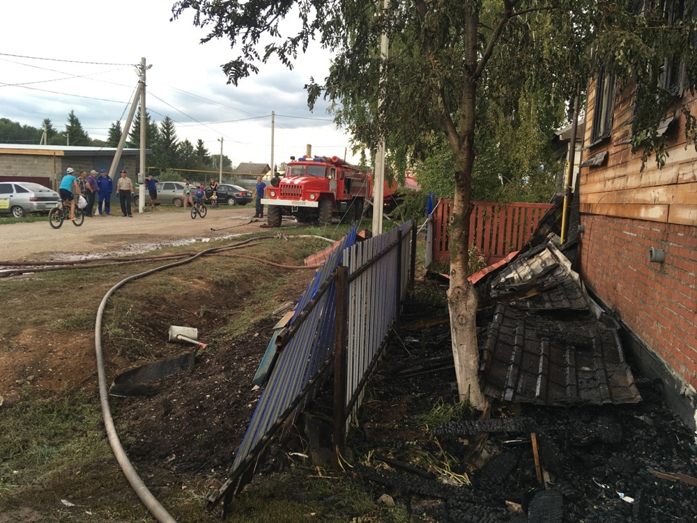 Пожар в Карманово: сгорели два домохозяйства