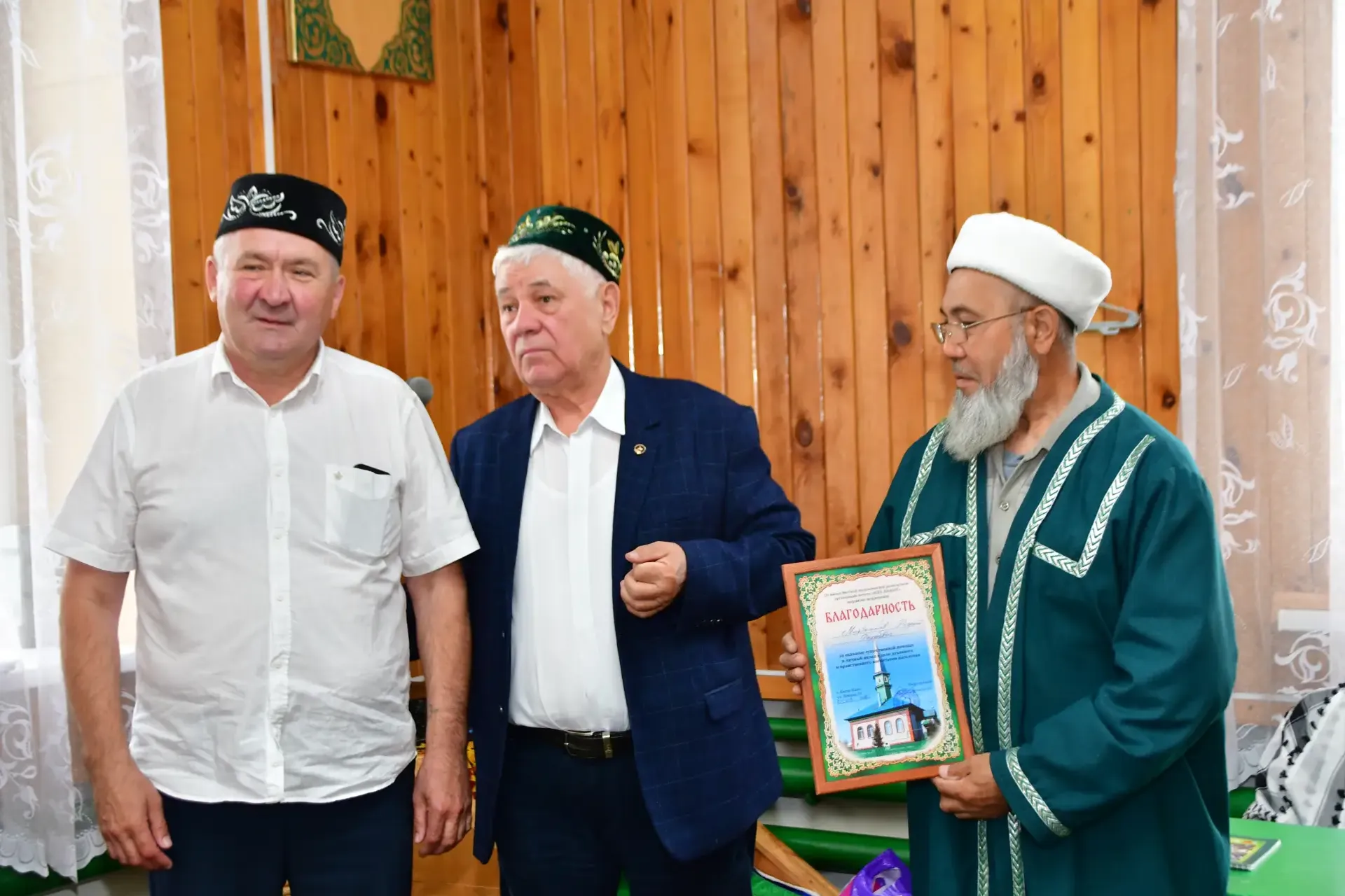 Здесь звучат призывы к добру, миру и согласию