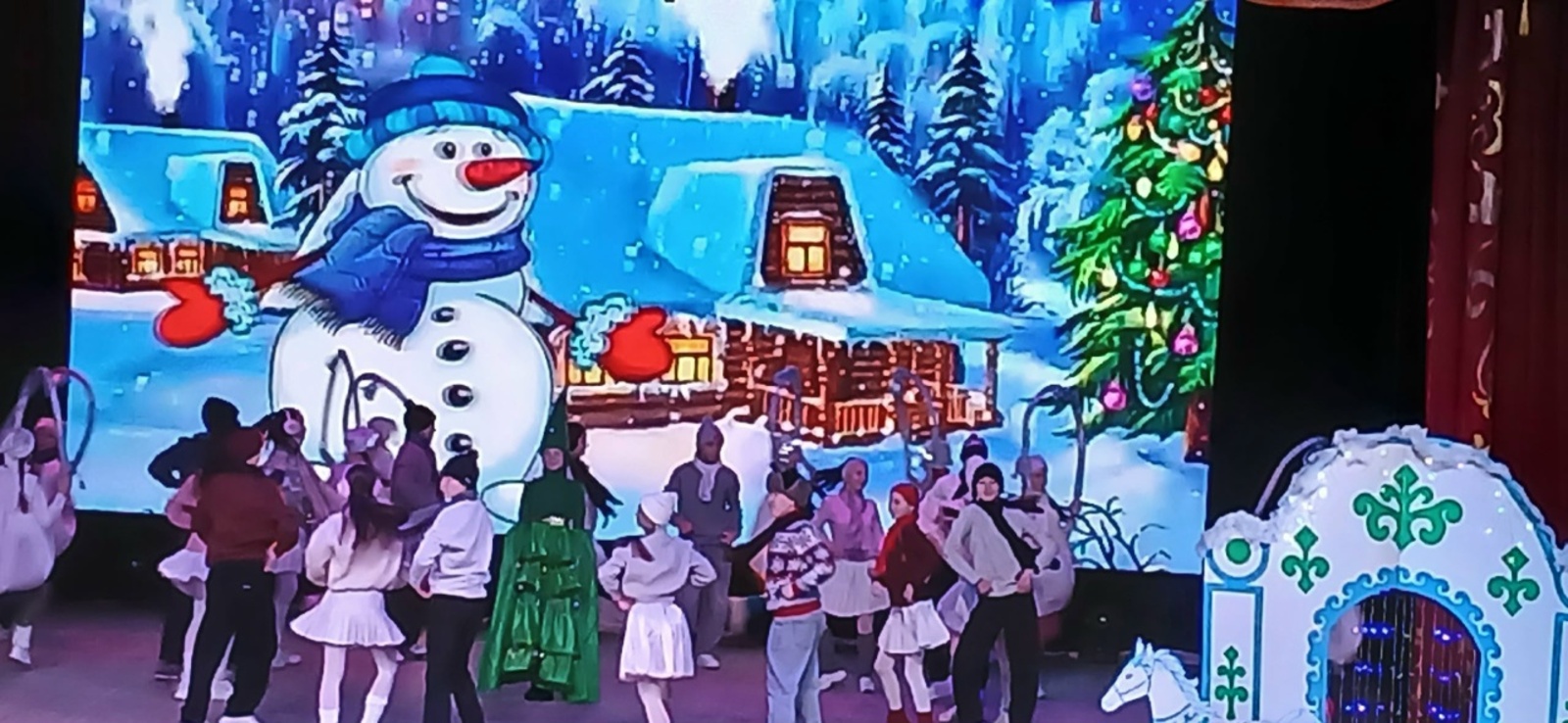 В Янауле новогодняя елка собирает детей