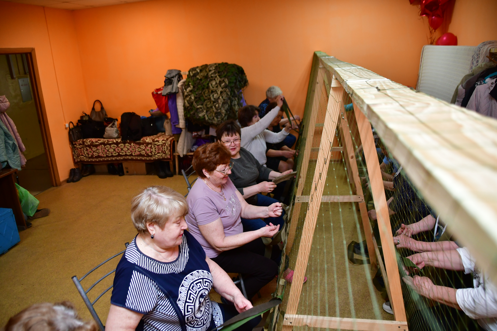 В Янауле в «мастерской» по плетению масксетей при МКДЦ ежедневно кипит работа