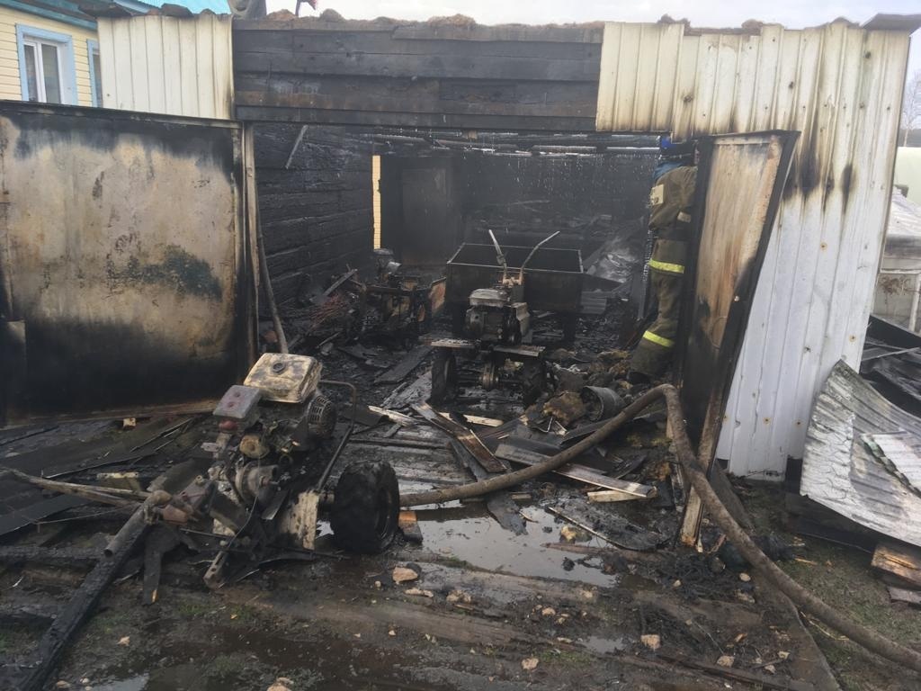 Пожар в Конигово (Янаульский район): огонь мог перекинуться на соседние строения