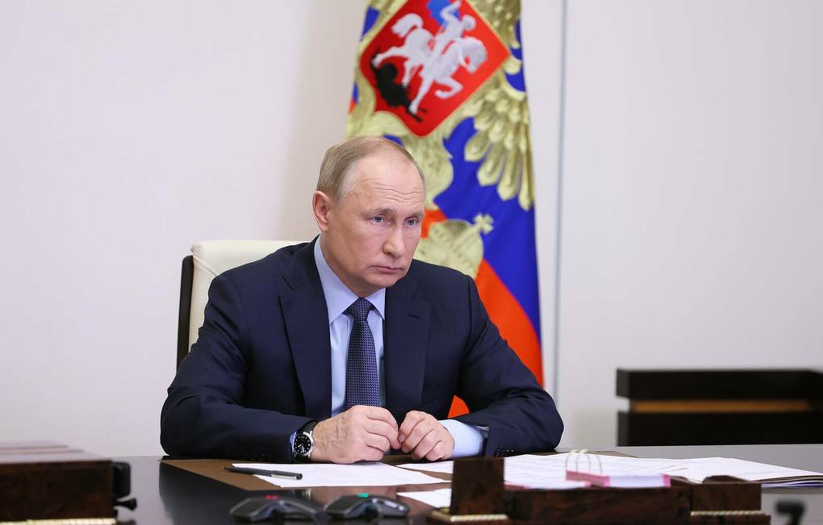 Владимир Путин поручил кабмину выделить средства на повышение зарплат бюджетников