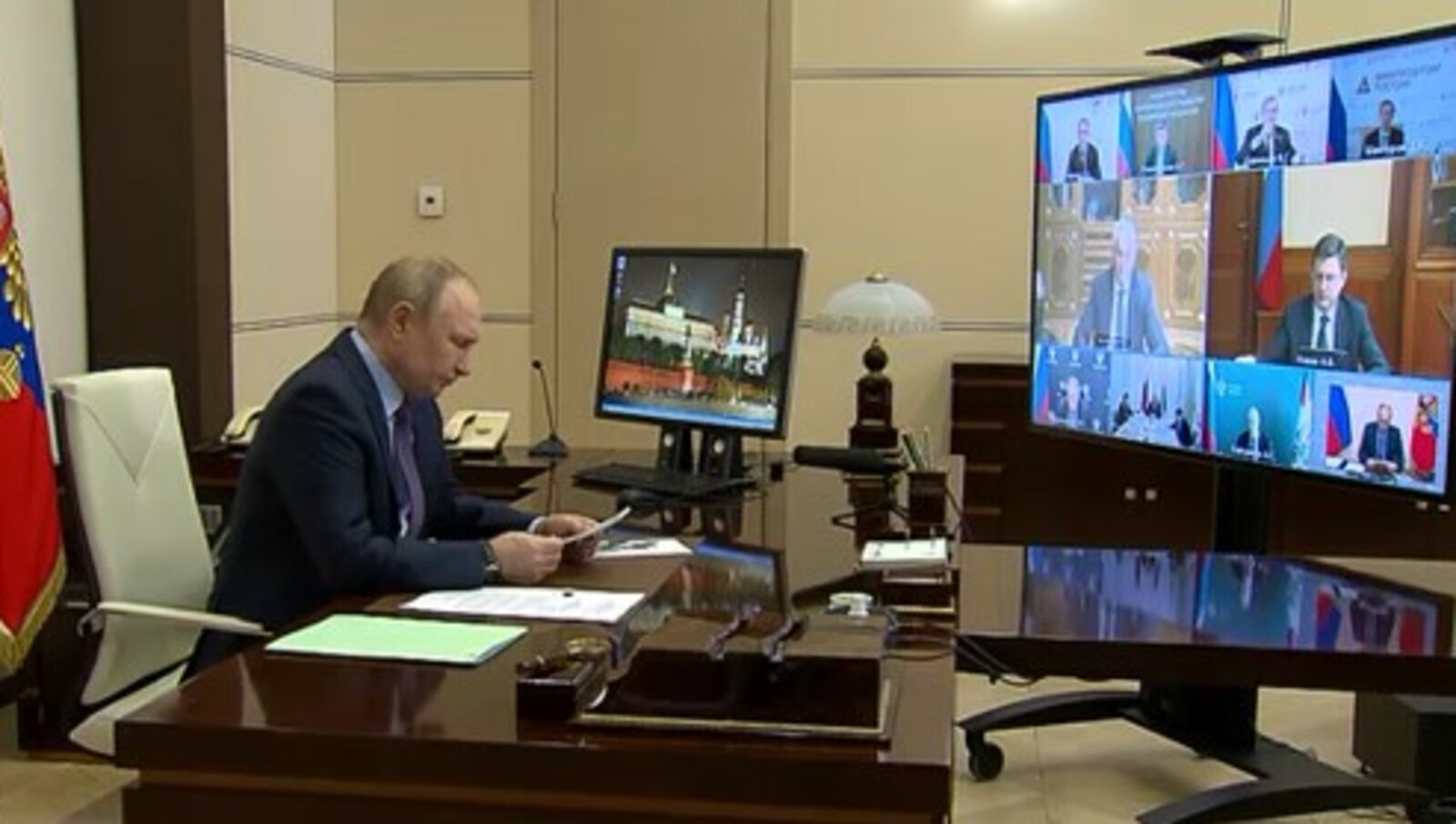 Владимир Путин провел совещание о ситуации в нефтегазовом секторе