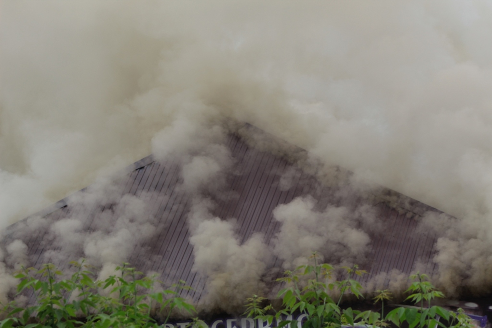 Крупный пожар в Янауле: горит автосервис