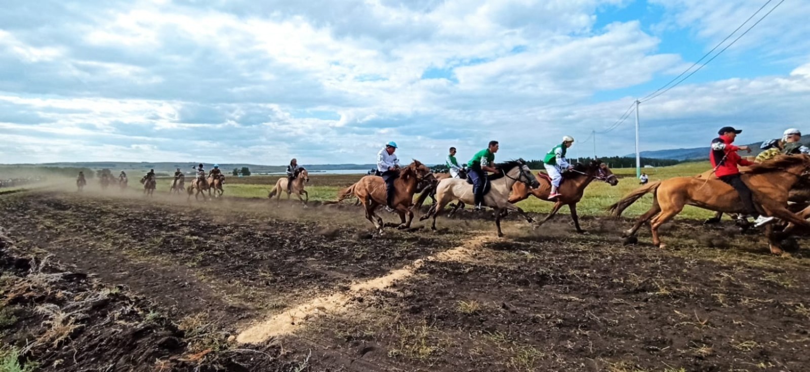 На фестивале башкирской лошади начались финальная игра "Ылак" и скачки