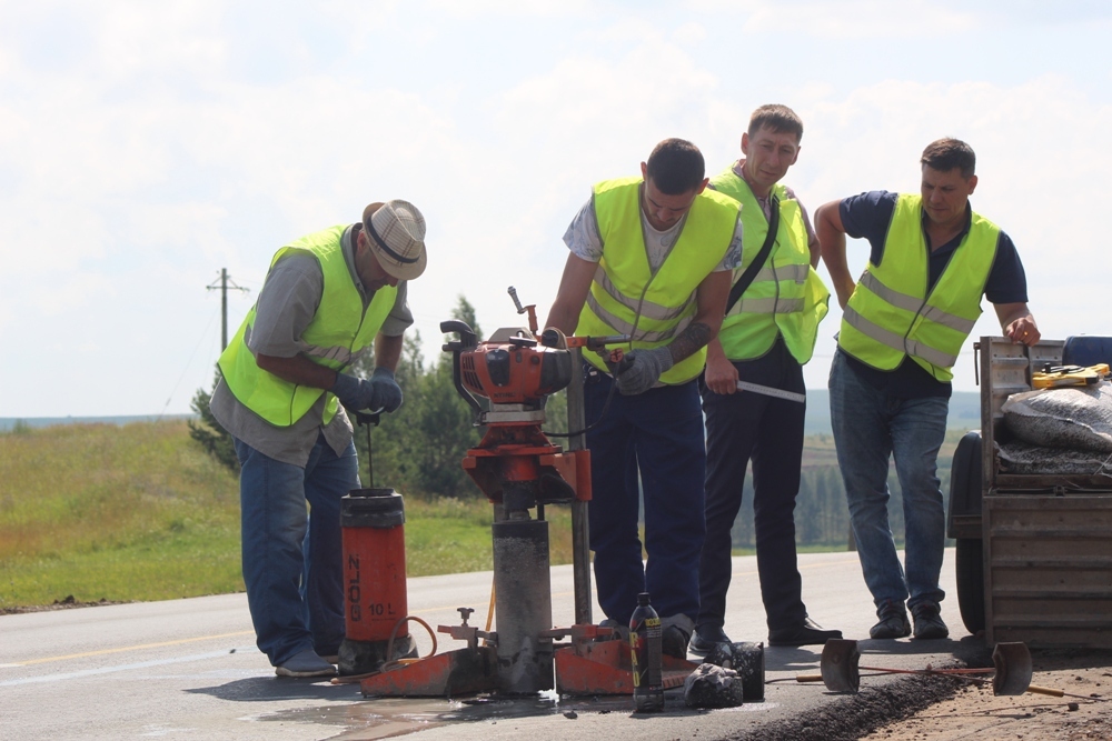 В Янаульском районе ведется ремонт дороги до Верхних Татышлов