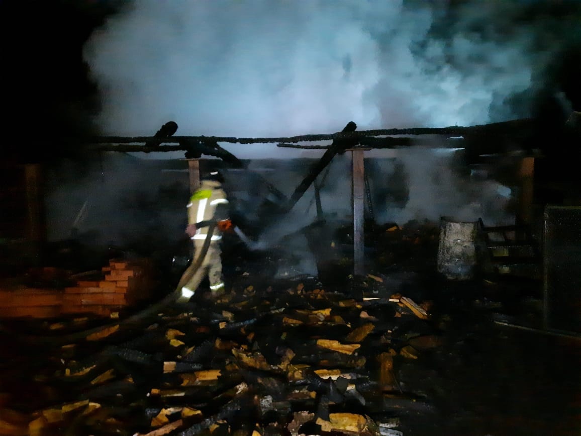 В Янаульском районе пожар значительно повредил строения в домохозяйстве