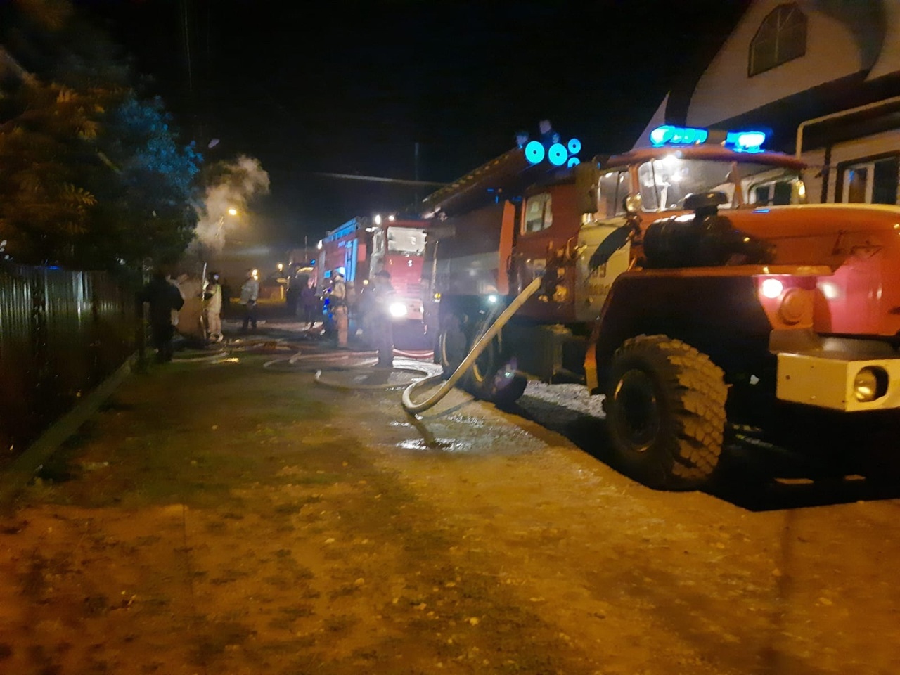 Пожар в Янауле: сгорели гараж, мастерская, авто