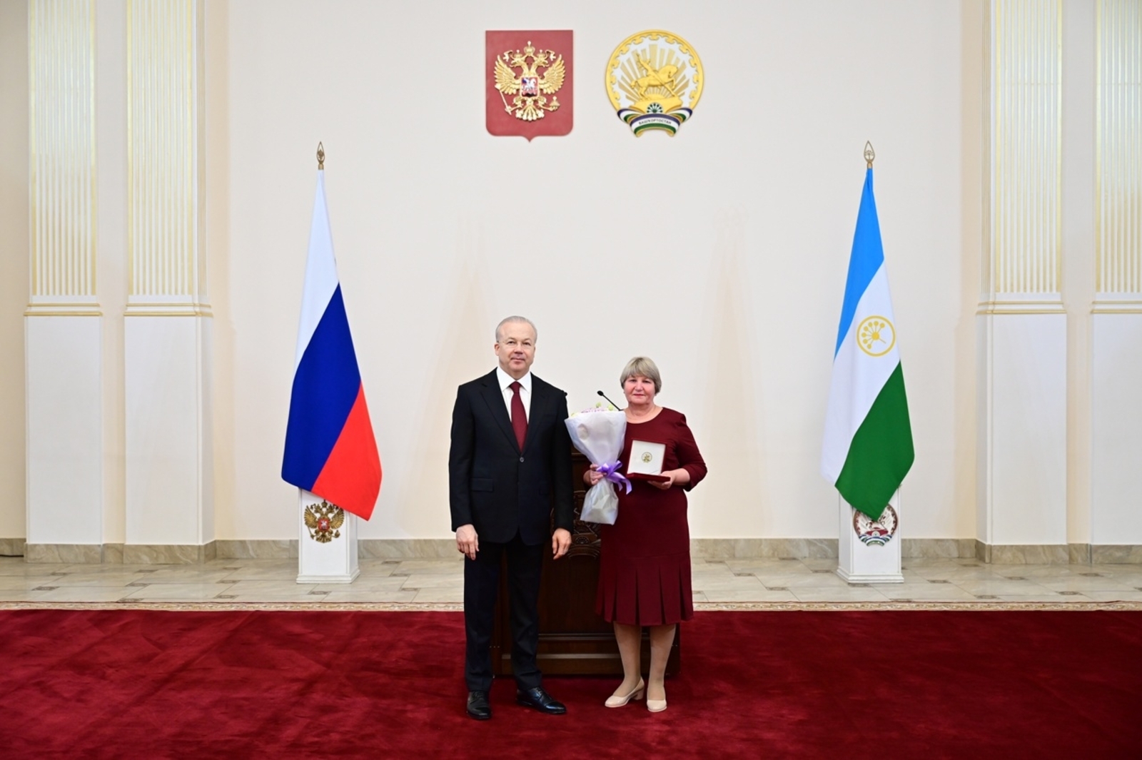 Ольга Тимирова получила награду из рук премьер-министра Правительства РБ Андрея Назарова