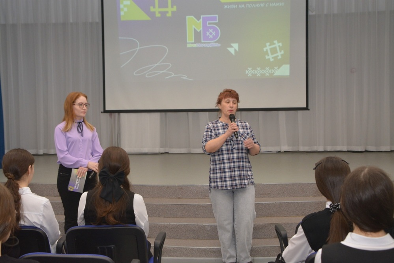 Ильдар Шарипов  Специалисты Дворца молодежи Рамиля Гараева и Нафиса Фасхутдинова в школе №4