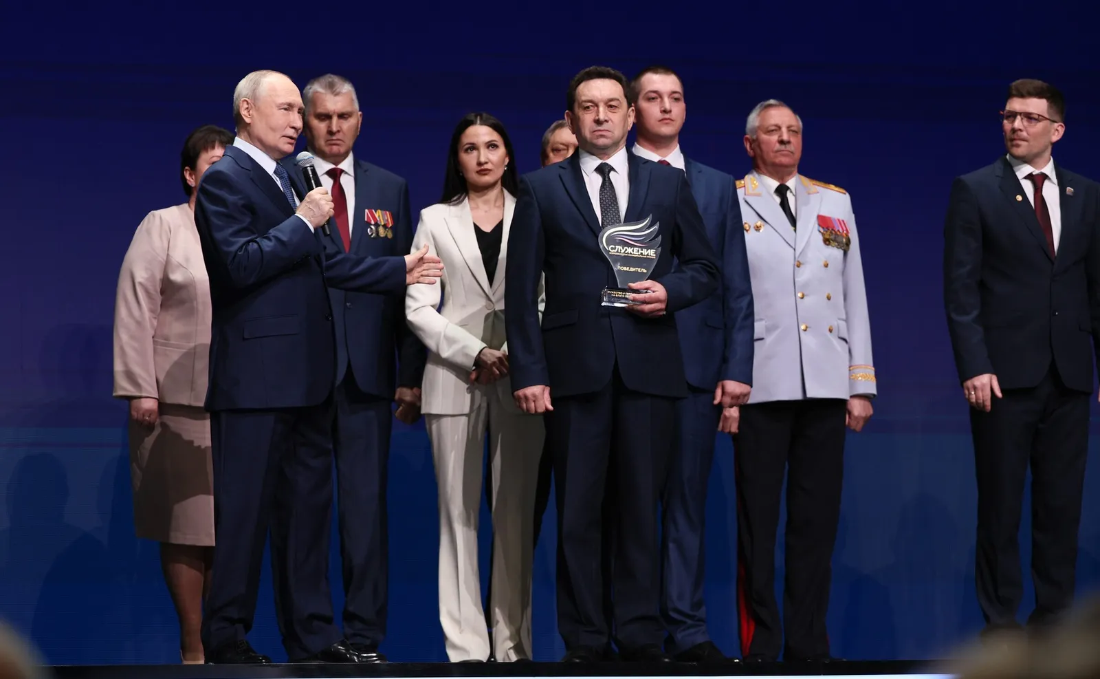 Путин принял участие в церемонии награждения победителя премии «Служение»