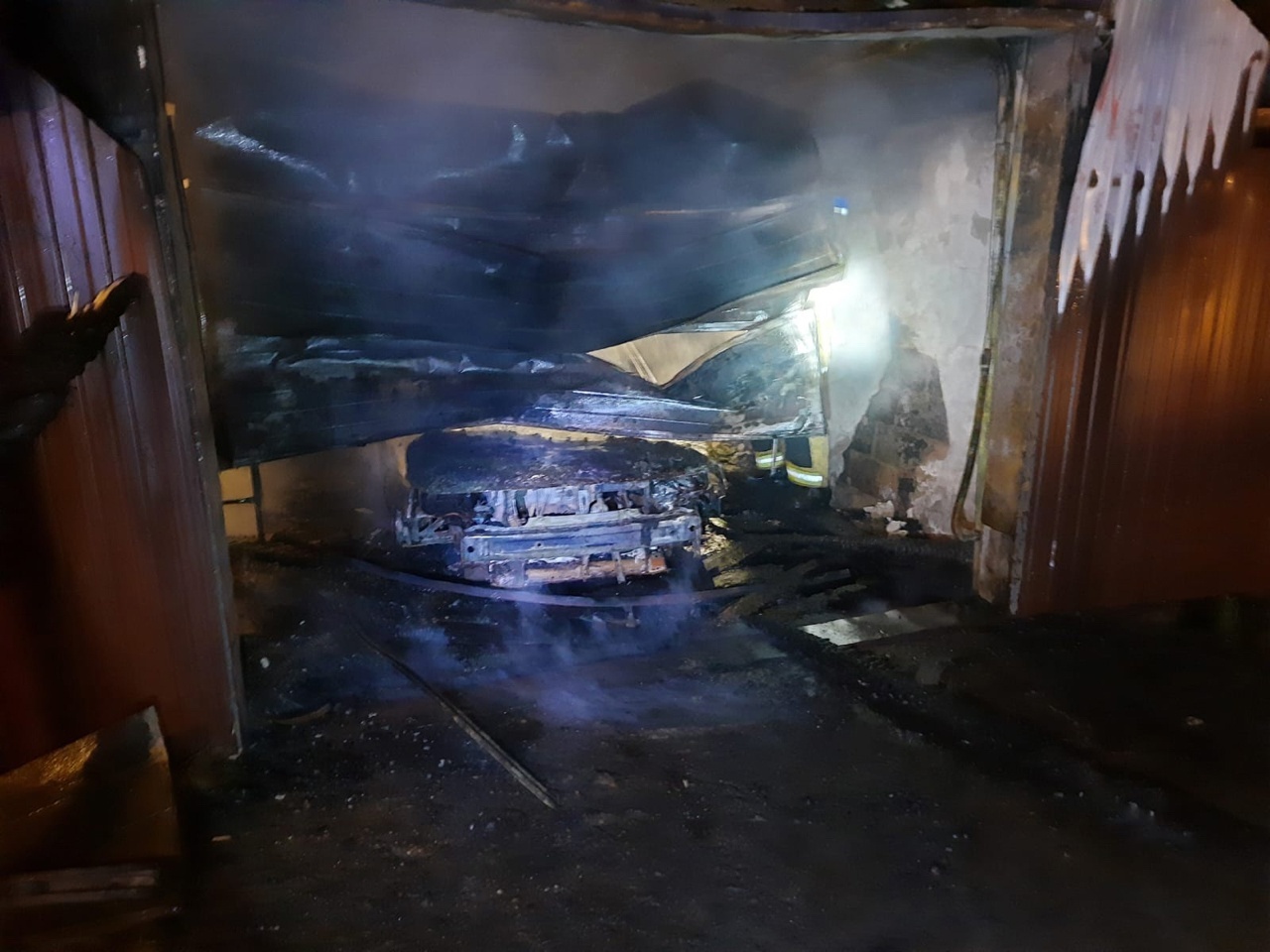 Пожар в Янауле: сгорели гараж, мастерская, авто