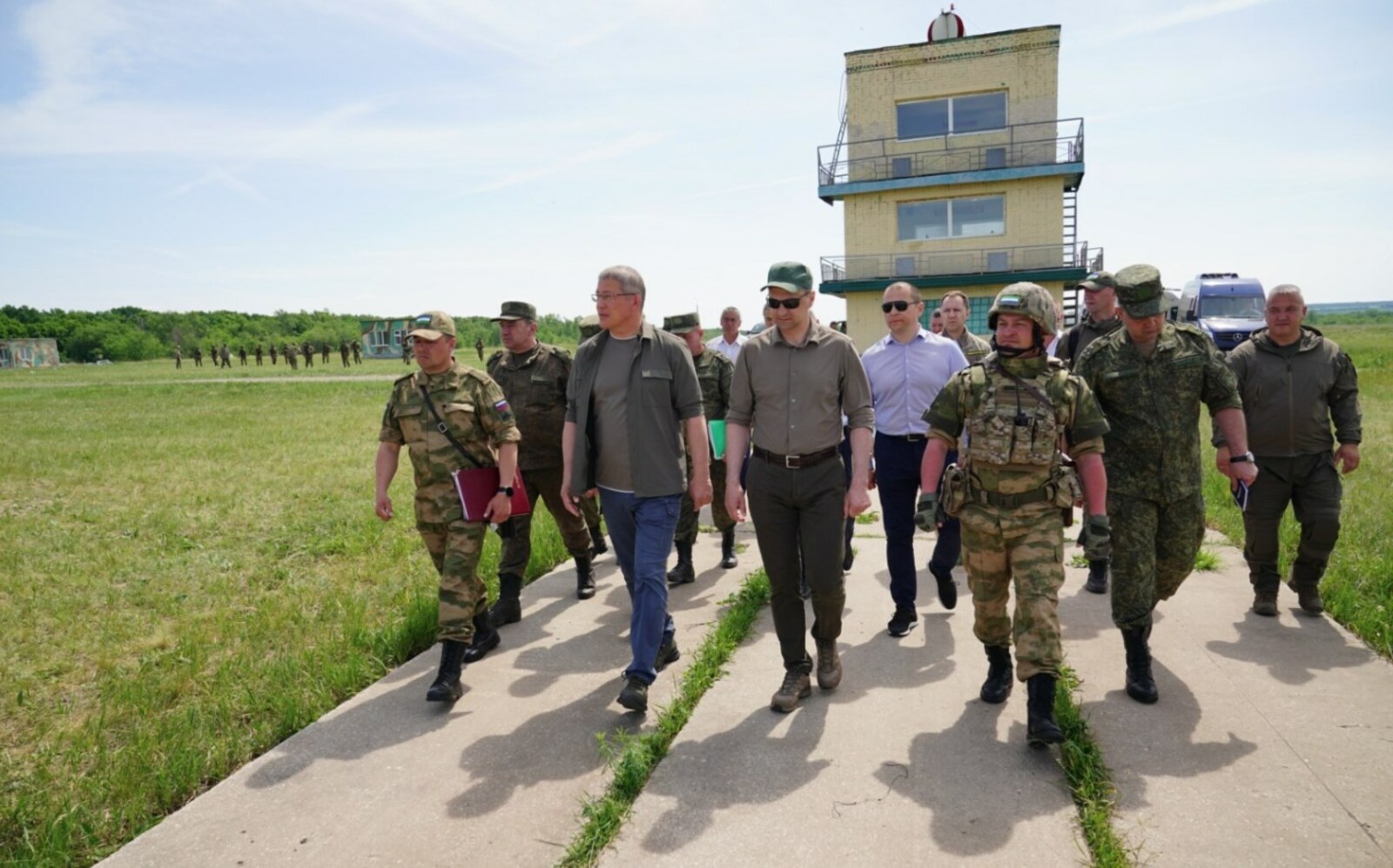 Глава Башкирии Радий Хабиров пообщался с добровольцами полка «Башкортостан»