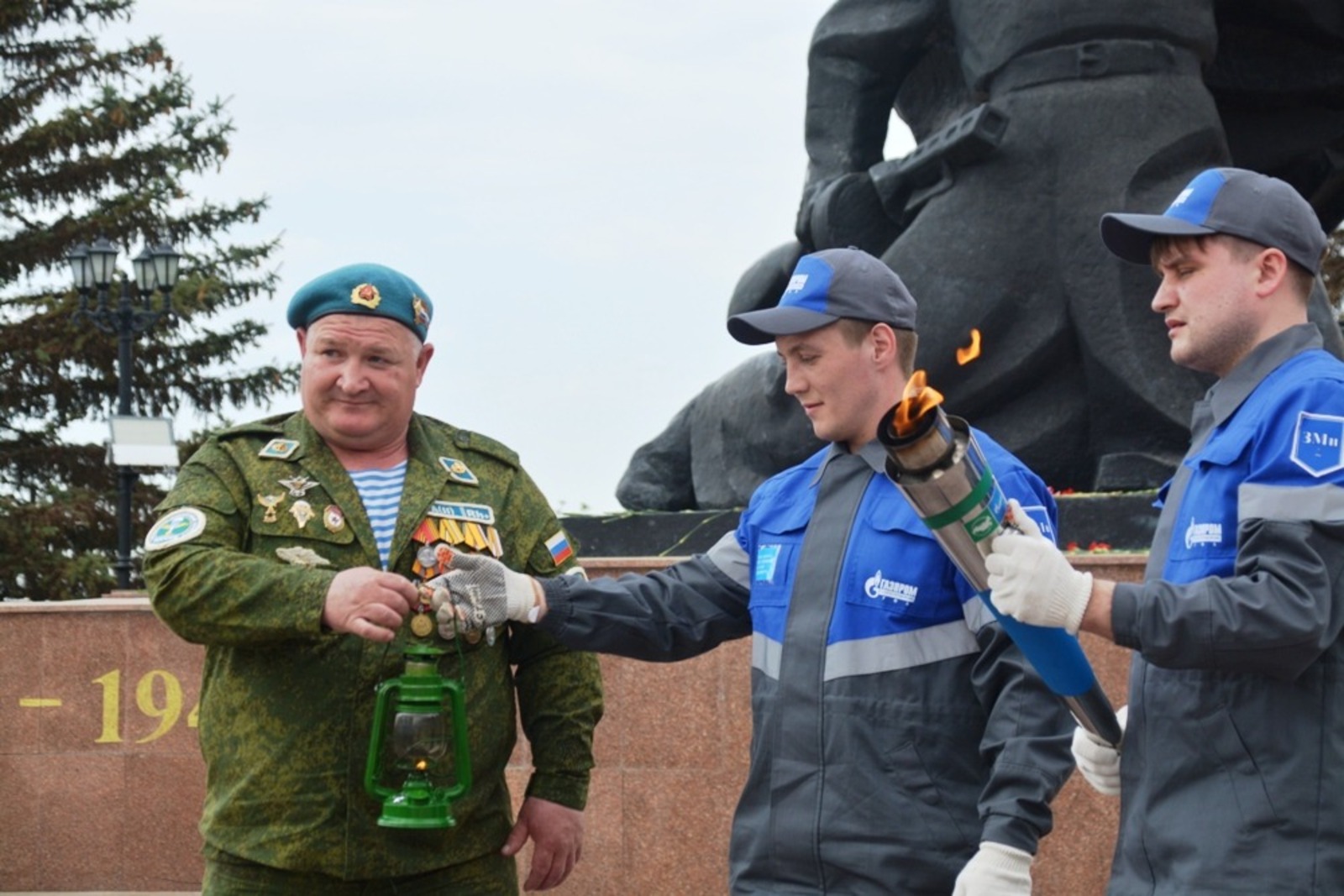 Ильдар Шарипов  Ветерану СВО Динару Хусаенову (Янаульский район) передают частичку Вечного огня. Уфа, парк Победы, 24 апреля 2025 года