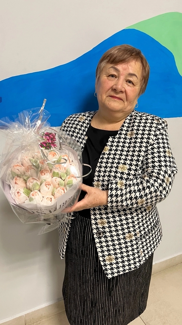 Пусть твои глаза светятся от счастья, а улыбка не сходит с твоих уст…