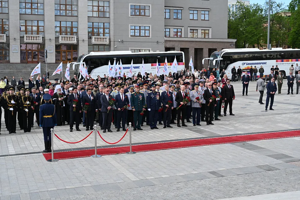 пресс-служба Главы Республики Башкортостан Радий Хабиров в День Победы возложил цветы к памятнику Минигали Шаймуратова