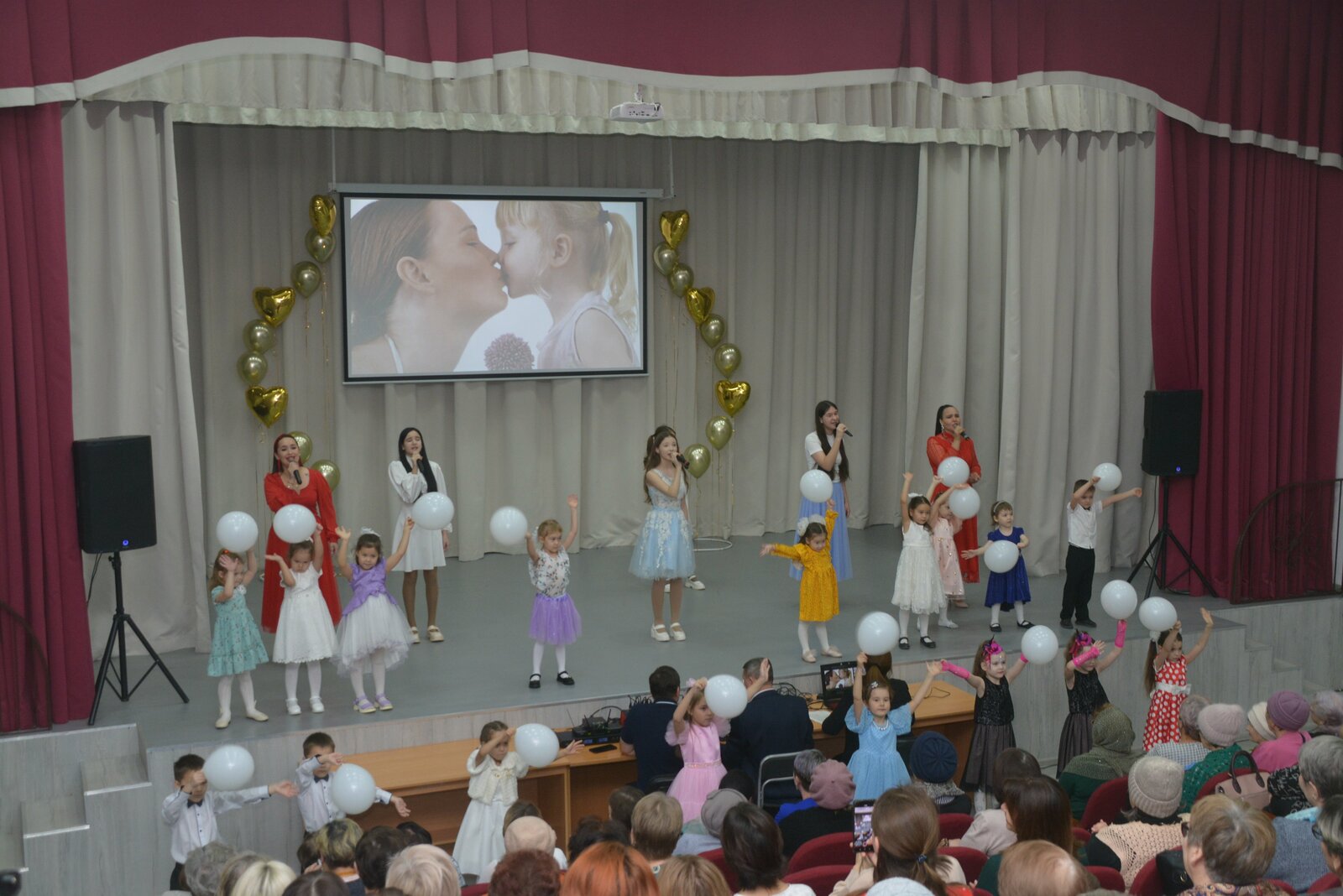 В Янауле прошел праздничный концерт в честь Дня матери