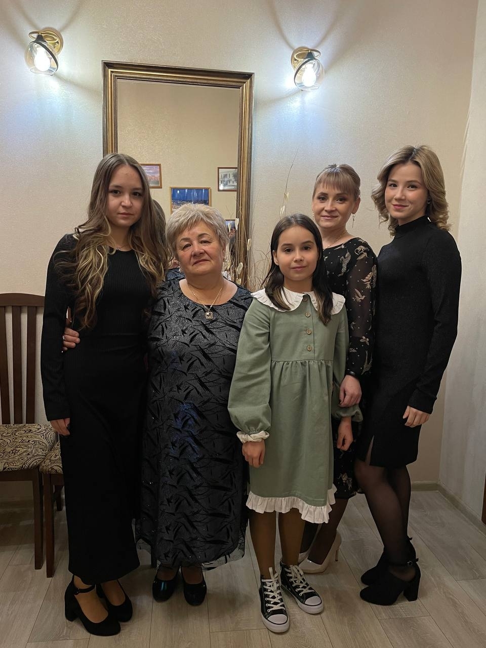 Пусть твои глаза светятся от счастья, а улыбка не сходит с твоих уст…