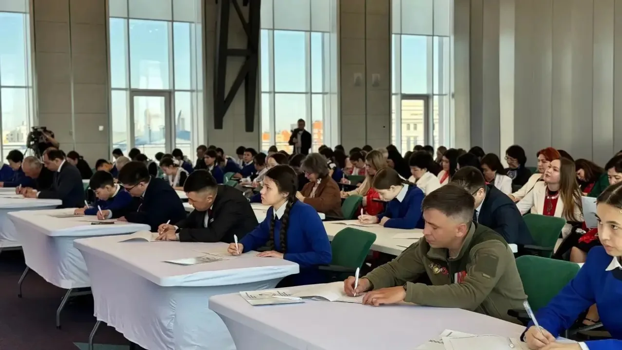 Радий Хабиров поздравил Башкирию с Днем национального костюма