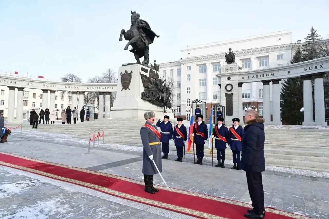 соцсети Радия Хабирова. Радий Хабиров возложил цветы к памятнику Минигали Шаймуратова в Уфе