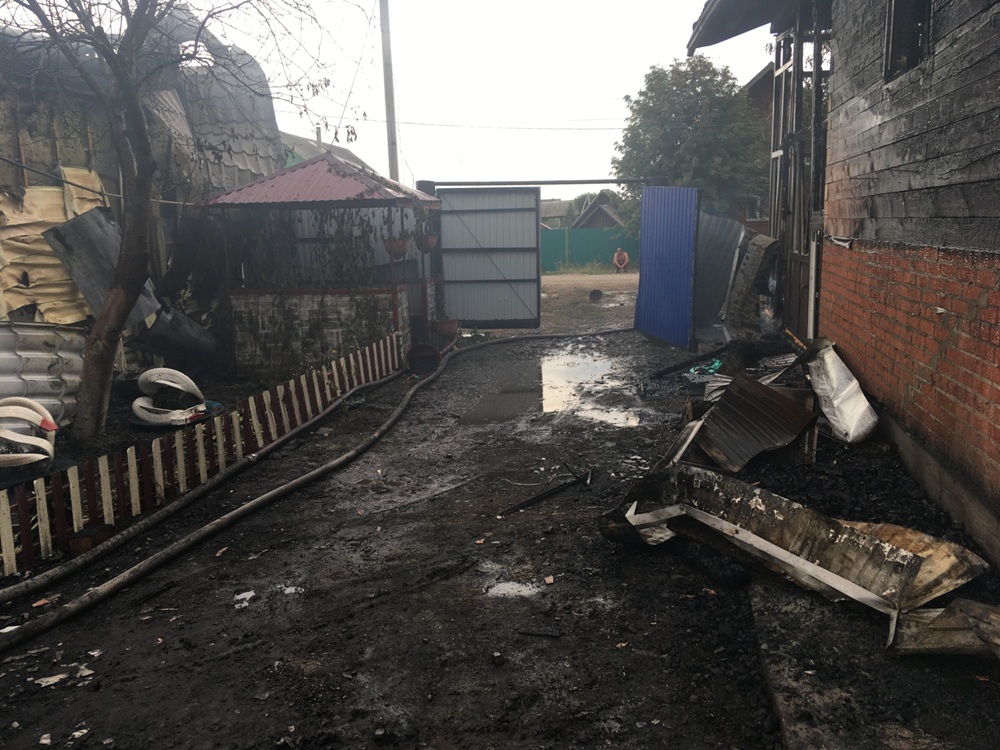 Пожар в Карманово: сгорели два домохозяйства