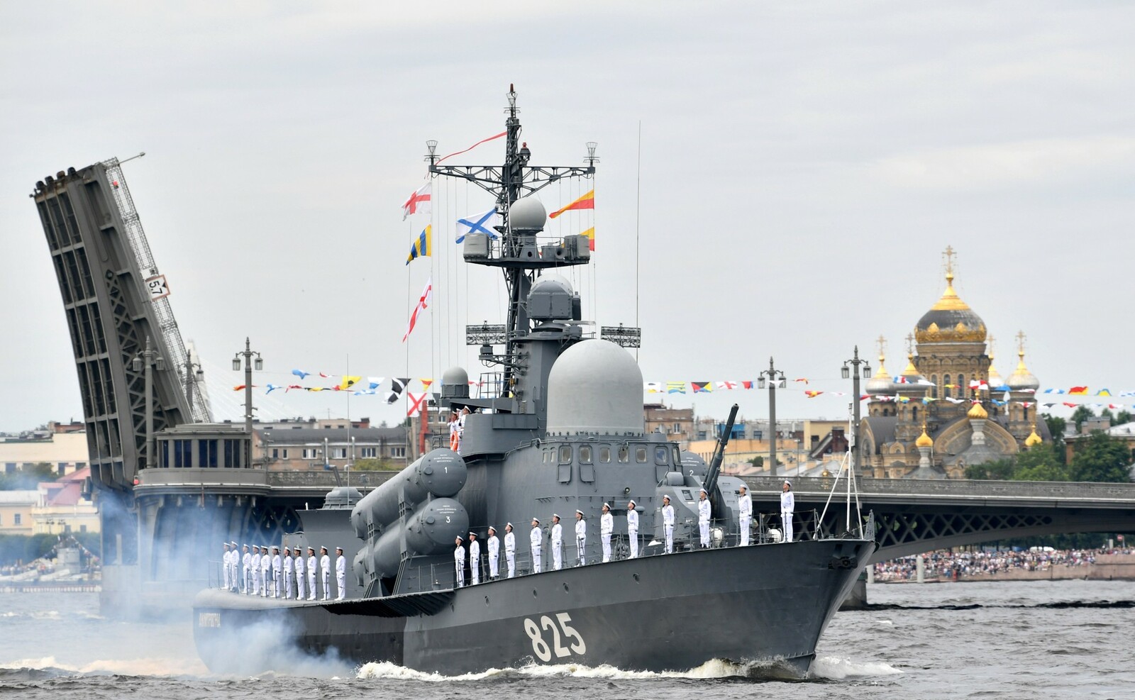 В Санкт-Петербурге прошел главный военно-морской парад