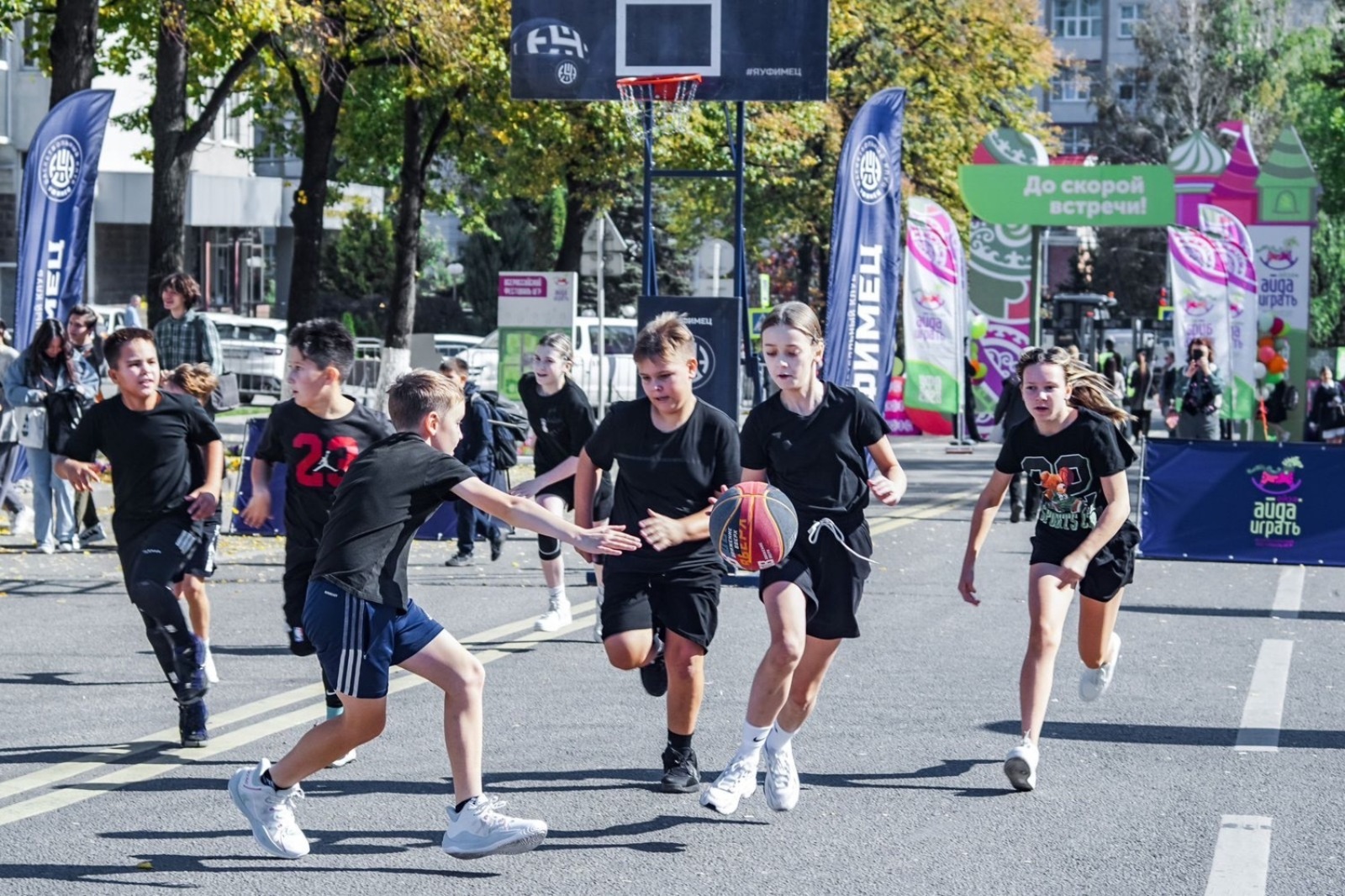 Площадка для игрыв в баскетбол появилась на Всероссийском фестивале «Айда играть»