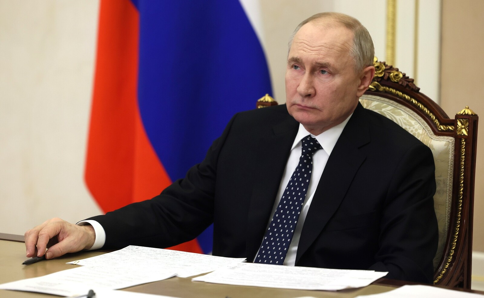 Владимир Путин поручил направить деньги от ОМС на зарплаты врачам