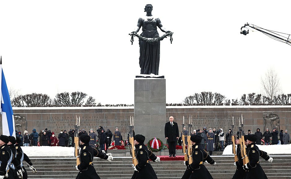kremlin.ru Путин возложил венок к монументу «Мать-Родина»