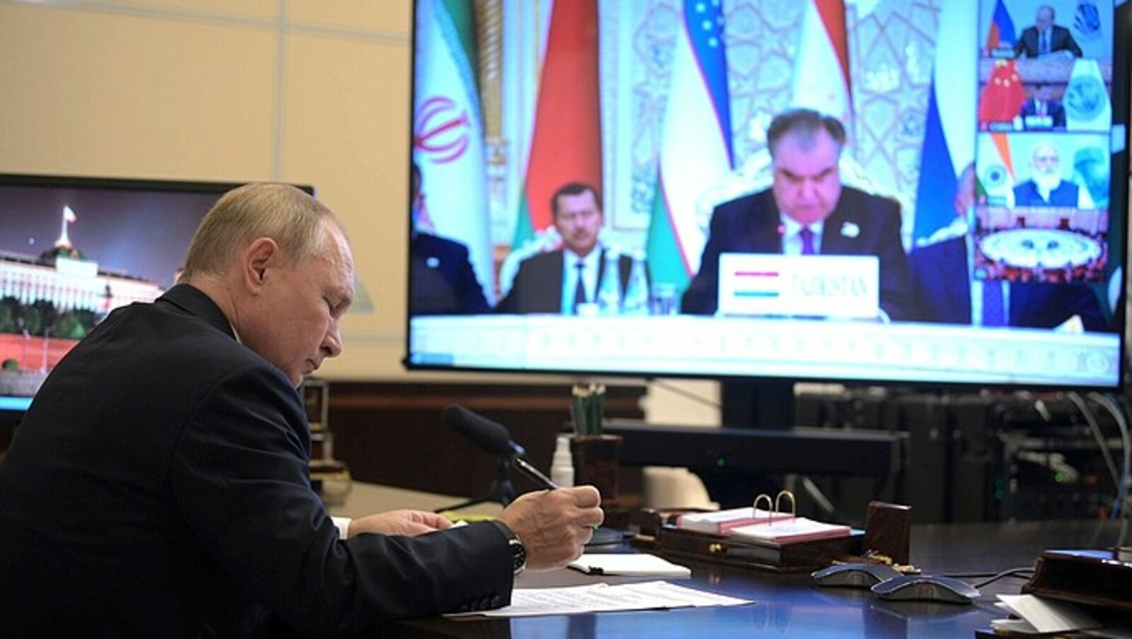 Владимир Путин участвует в заседании ШОС
