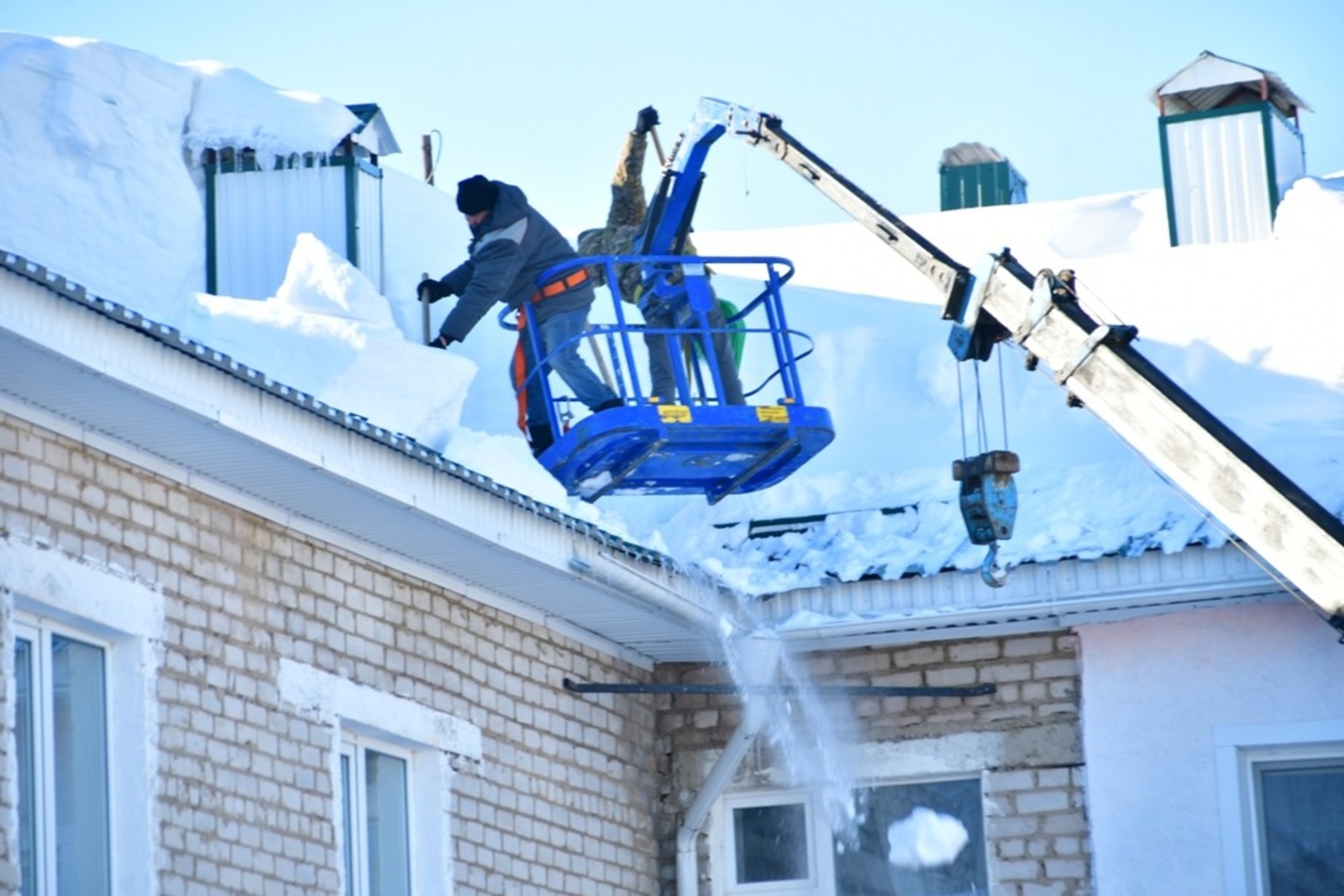Рустам Сангов  Снегоуборка крыш в Янауле