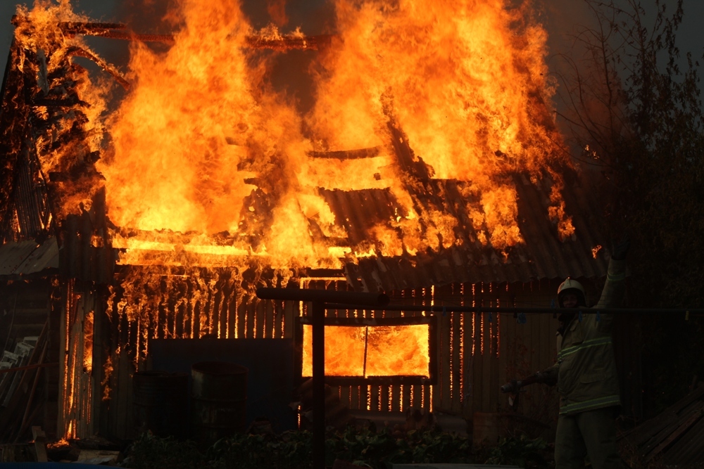 Пожар в Янауле: тушат баню [фото]