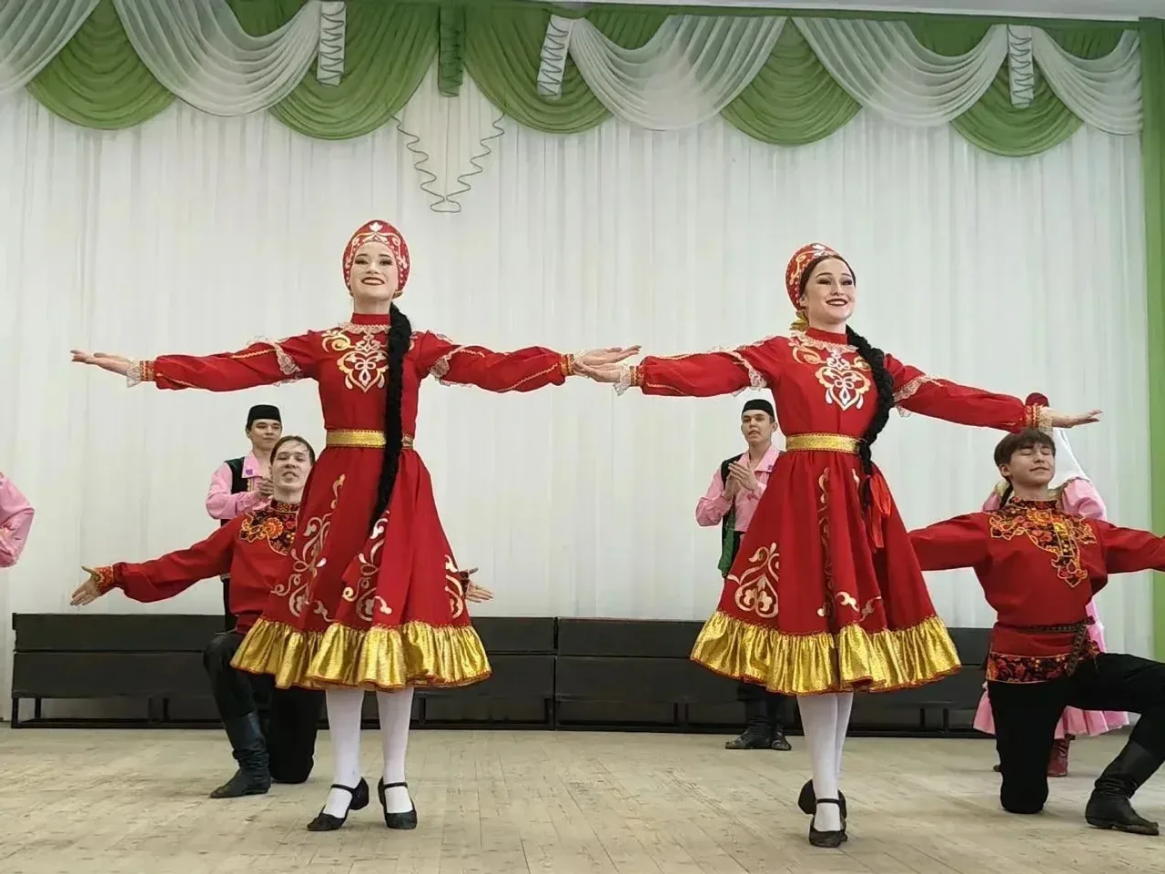 Радий Хабиров поздравил Башкирию с Днем национального костюма