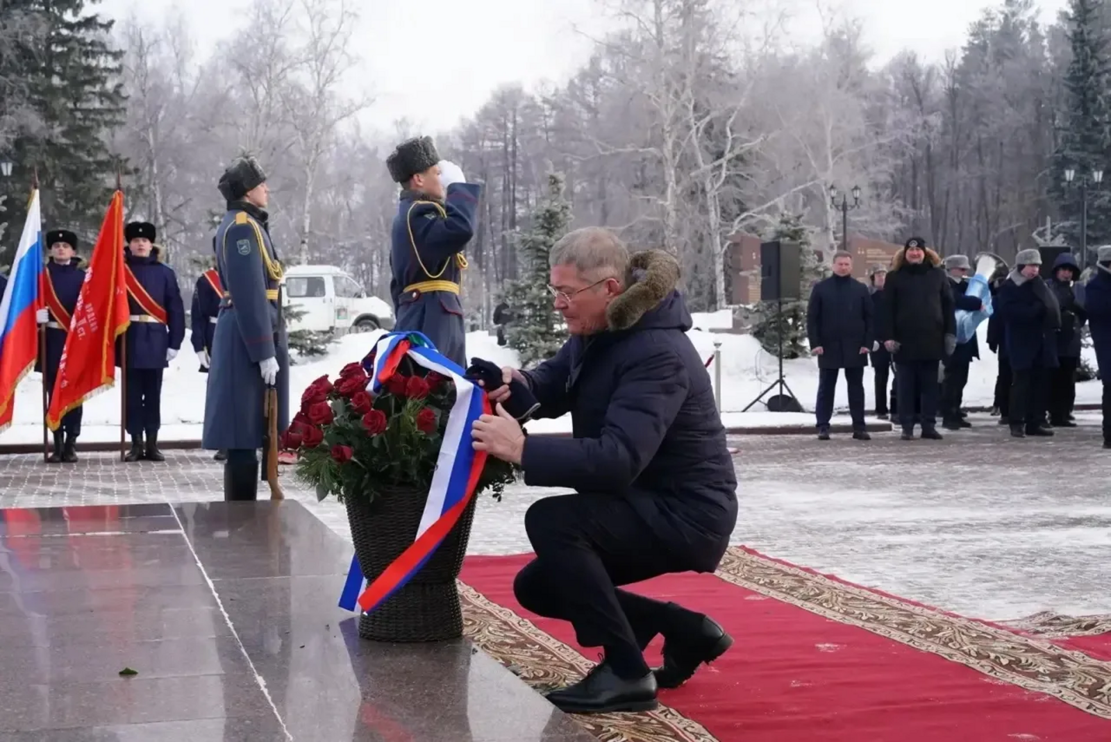 соцсети Радия Хабирова. Радий Хабиров возложил цветы к памятнику Минигали Шаймуратова в Уфе