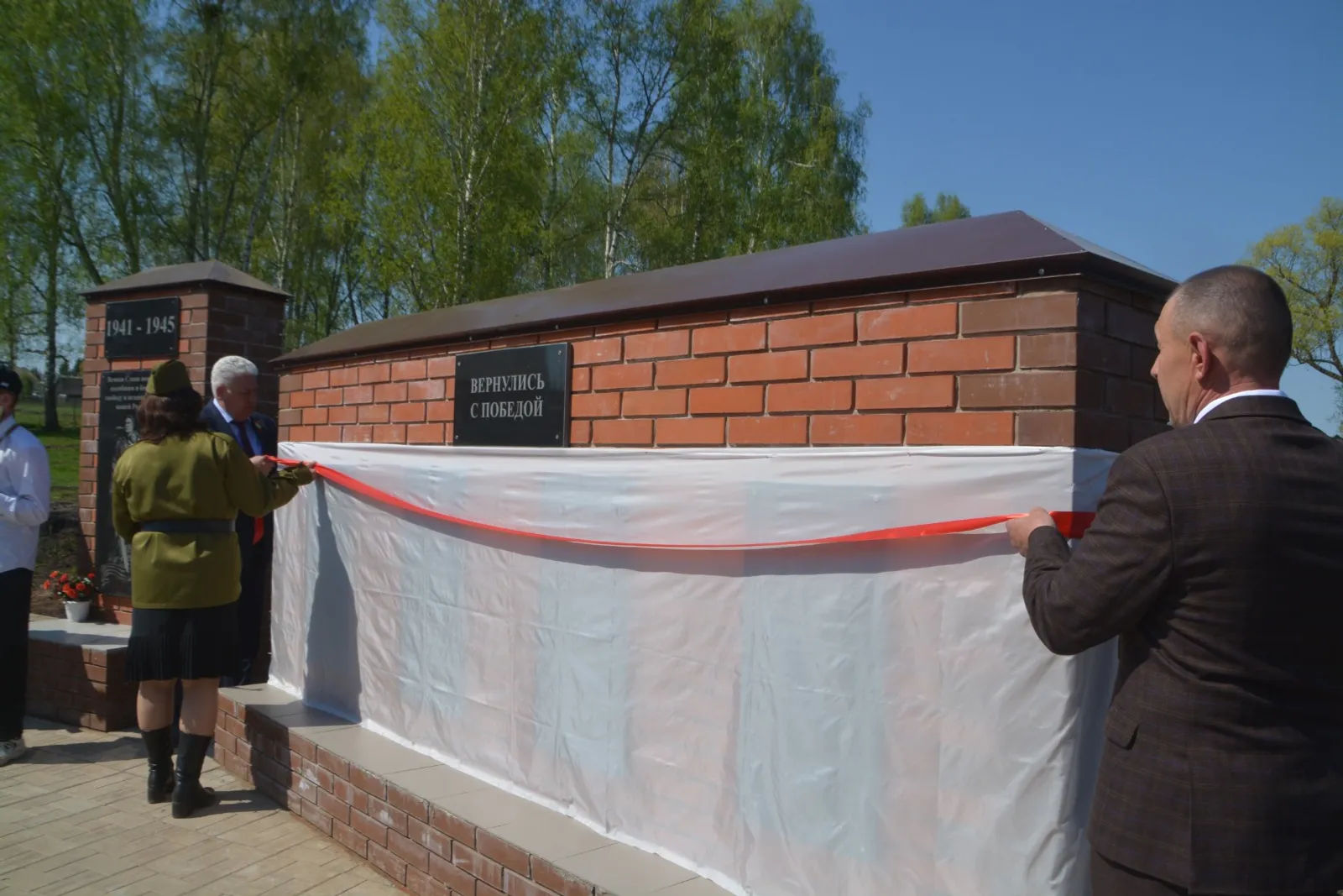 Ильдар Шарипов  Ильшат Вазигатов и глава Максимовского СП Альмир Хузин на церемонии открытия монумента участникам войн