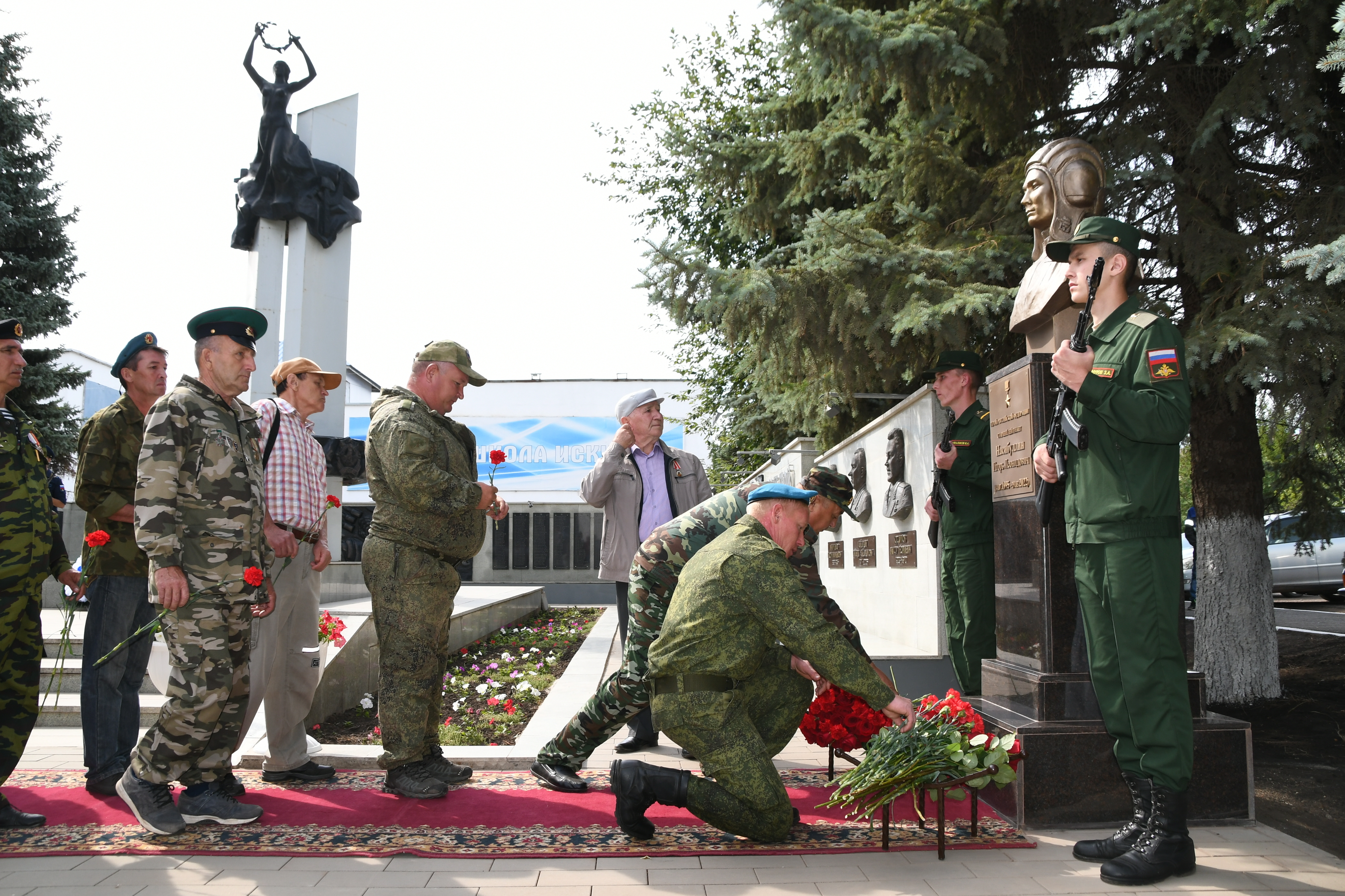 В Янауле состоялось торжественное открытие бюста Героя России Игоря Насибуллина