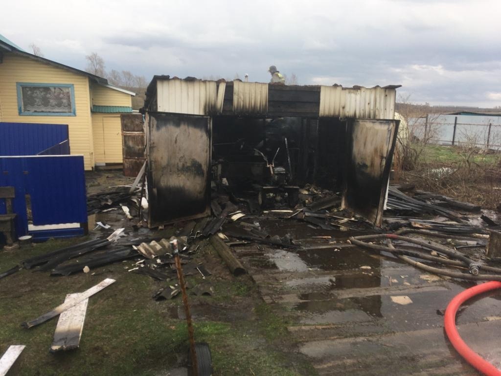 Пожар в Конигово (Янаульский район): огонь мог перекинуться на соседние строения