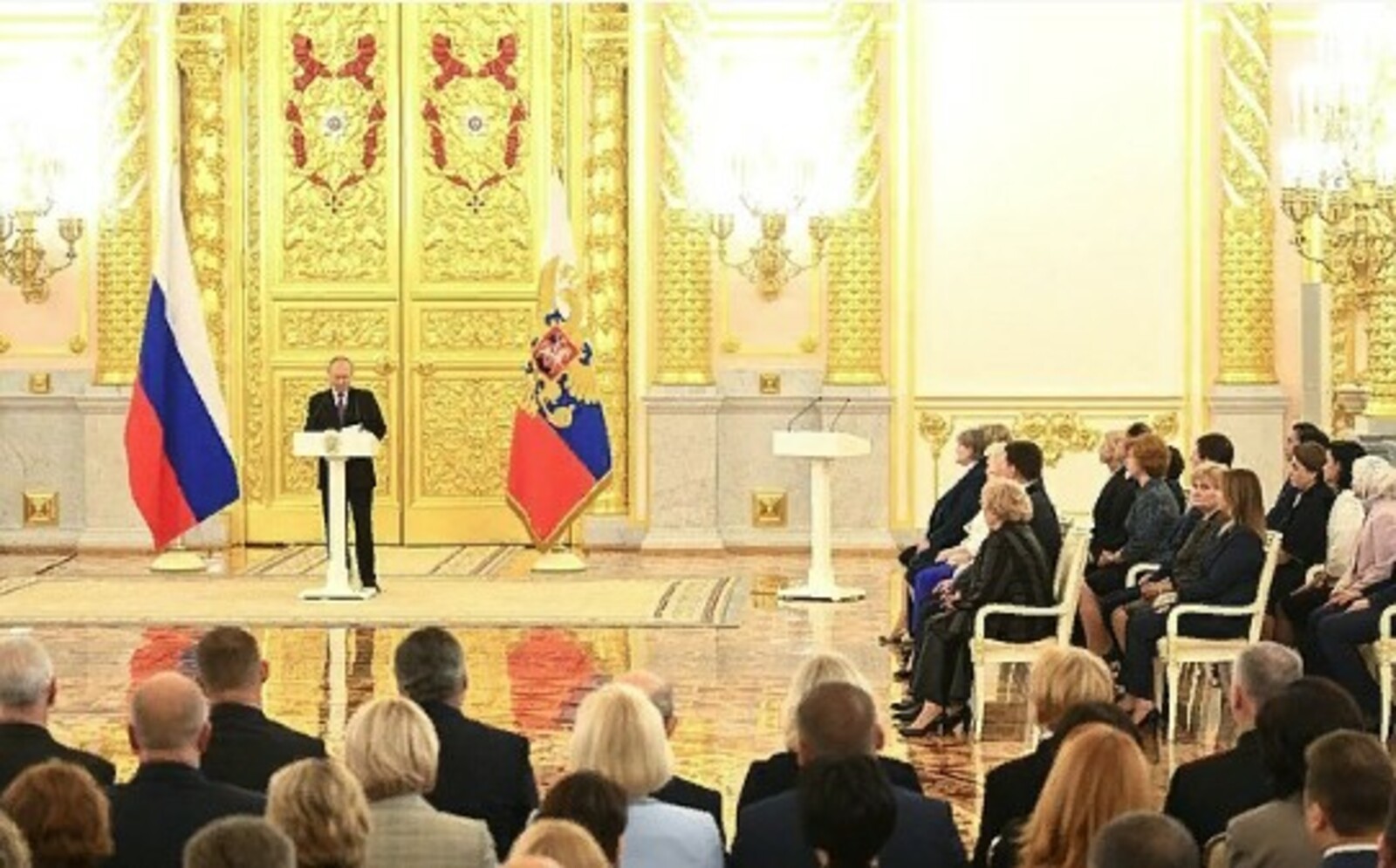Владимир Путин наградил работников СЭС России