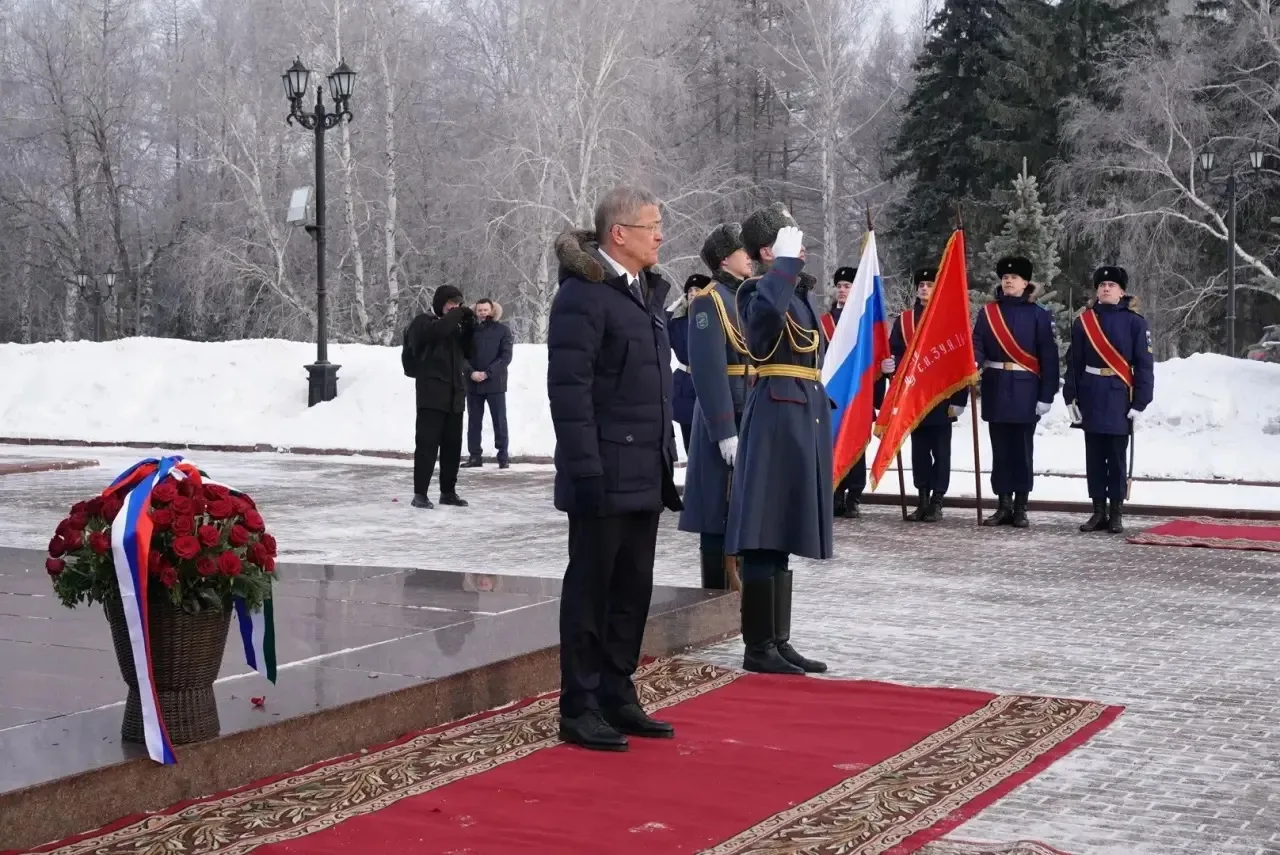 соцсети Радия Хабирова. Радий Хабиров возложил цветы к памятнику Минигали Шаймуратова в Уфе