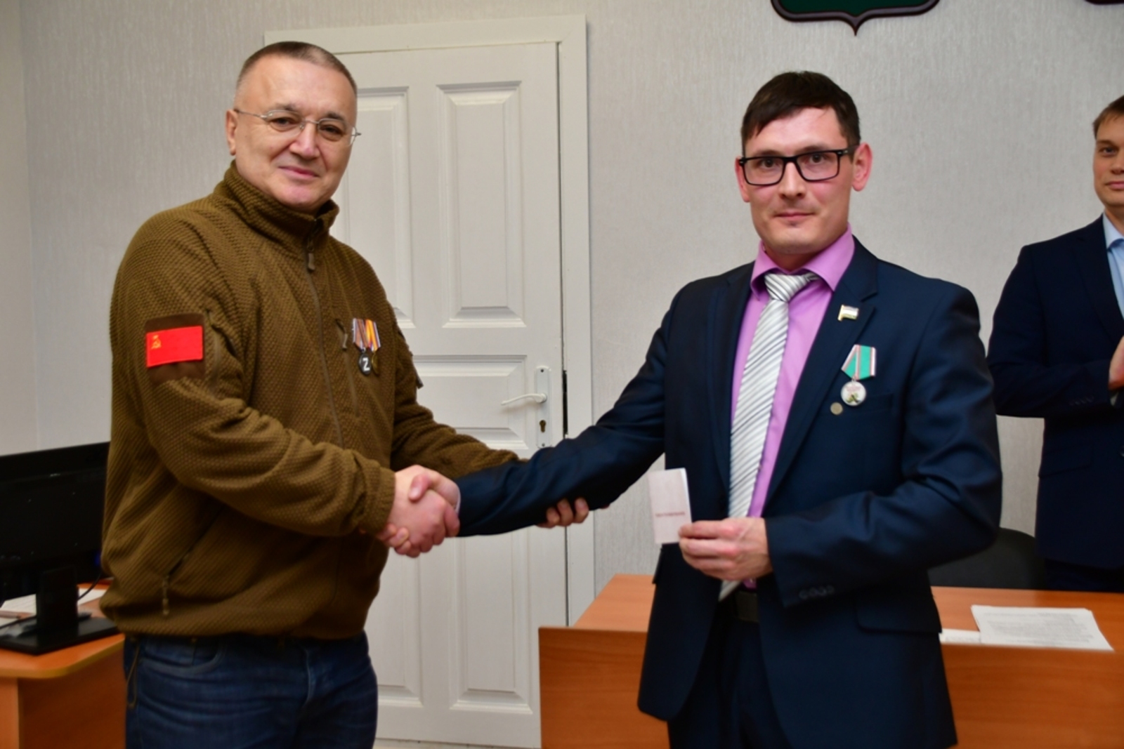 Рустам Сангов  Радик Губаев поздравляет Александра