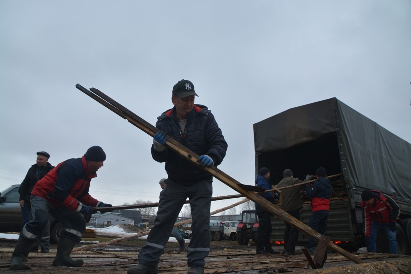 Ильдар Шарипов  Тыл – фронту. Из Янаула в ЛНР направляется пиломатериал