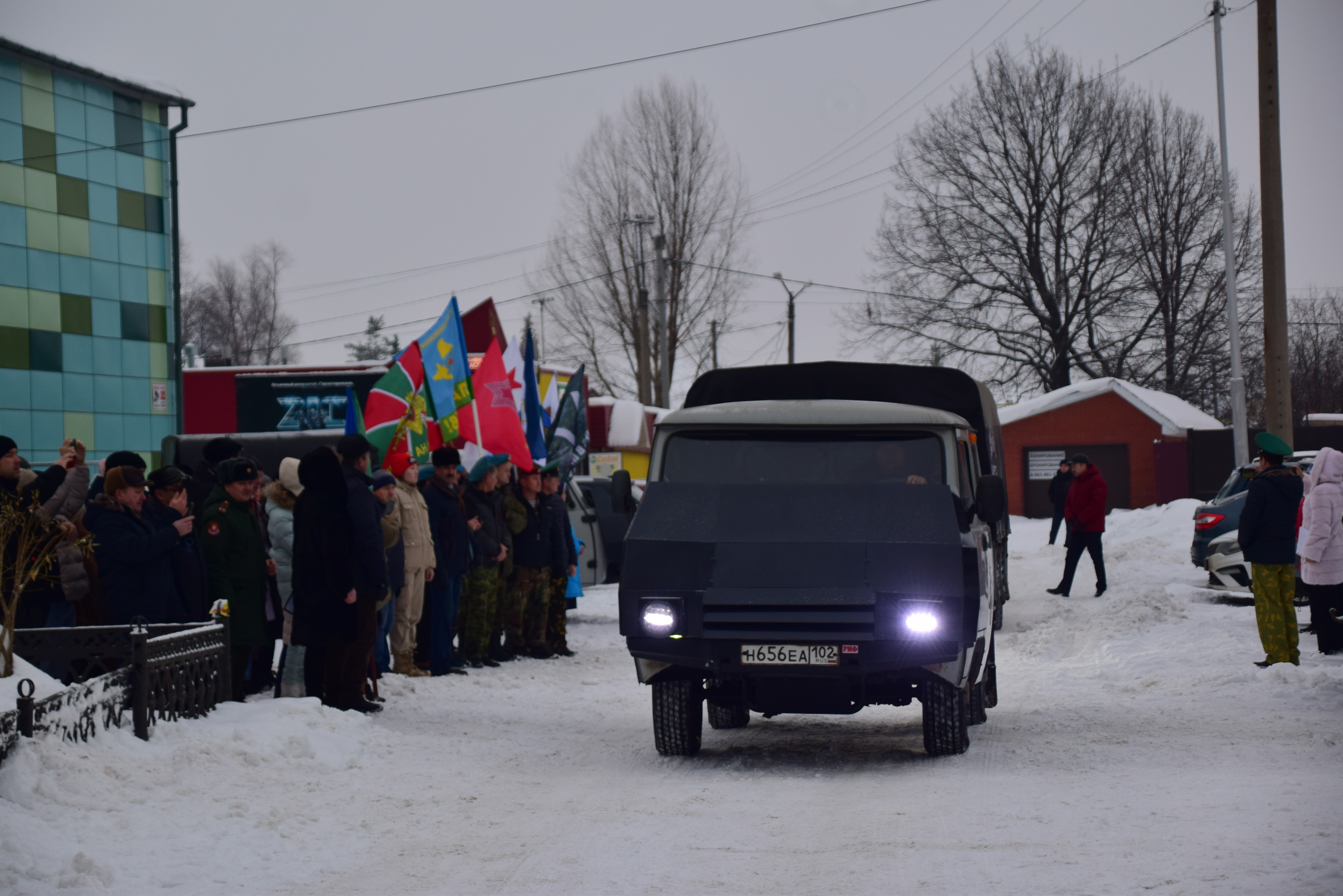 В Янауле состоялась торжественная отправка гумконвоя для башкирских добровольческих батальонов