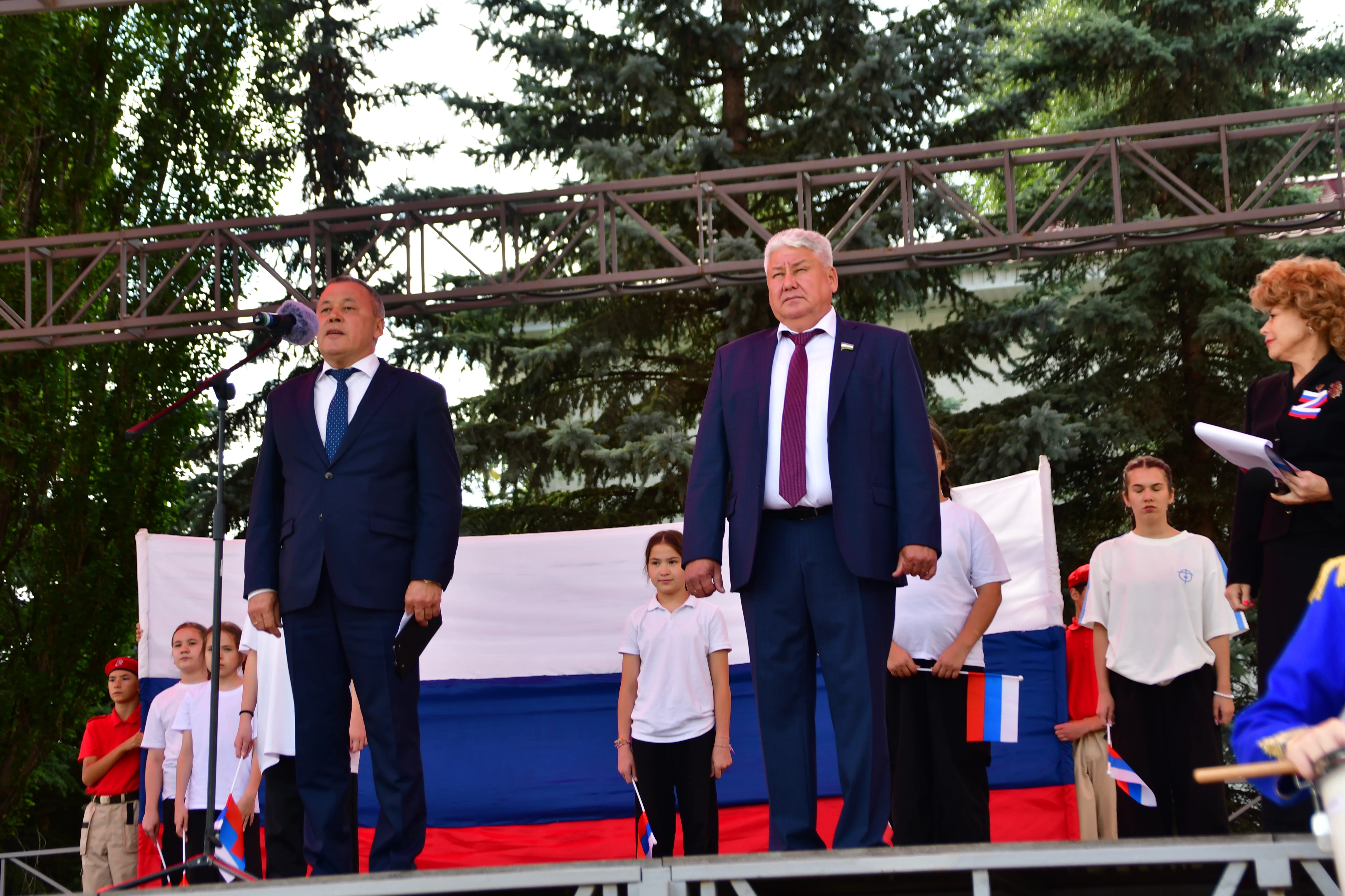В Янауле отмечают День государственного флага России [обновляется]
