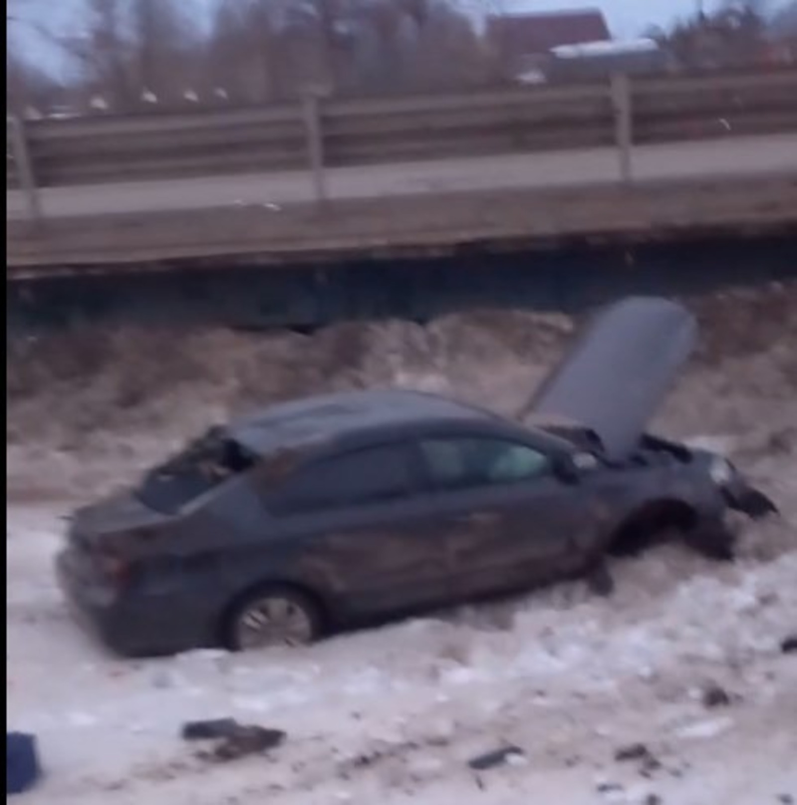 Легковушка вылетела в кювет на ограждение моста через р. Янаулку