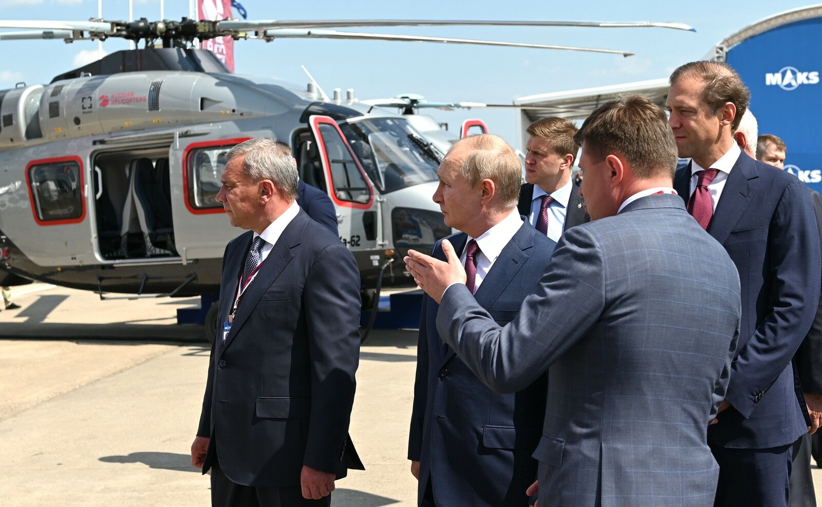 Владимир Путин посетил Международный авиационно-космический салон МАКС-2021