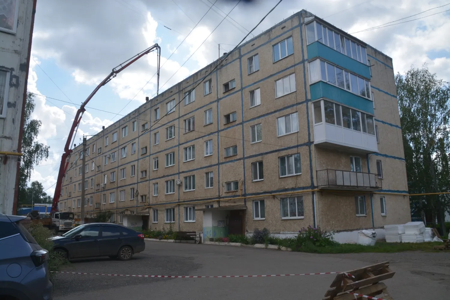 Ильдар Шарипов  Ремонт крыши дома по улице Ленина, 30 начали еще летом